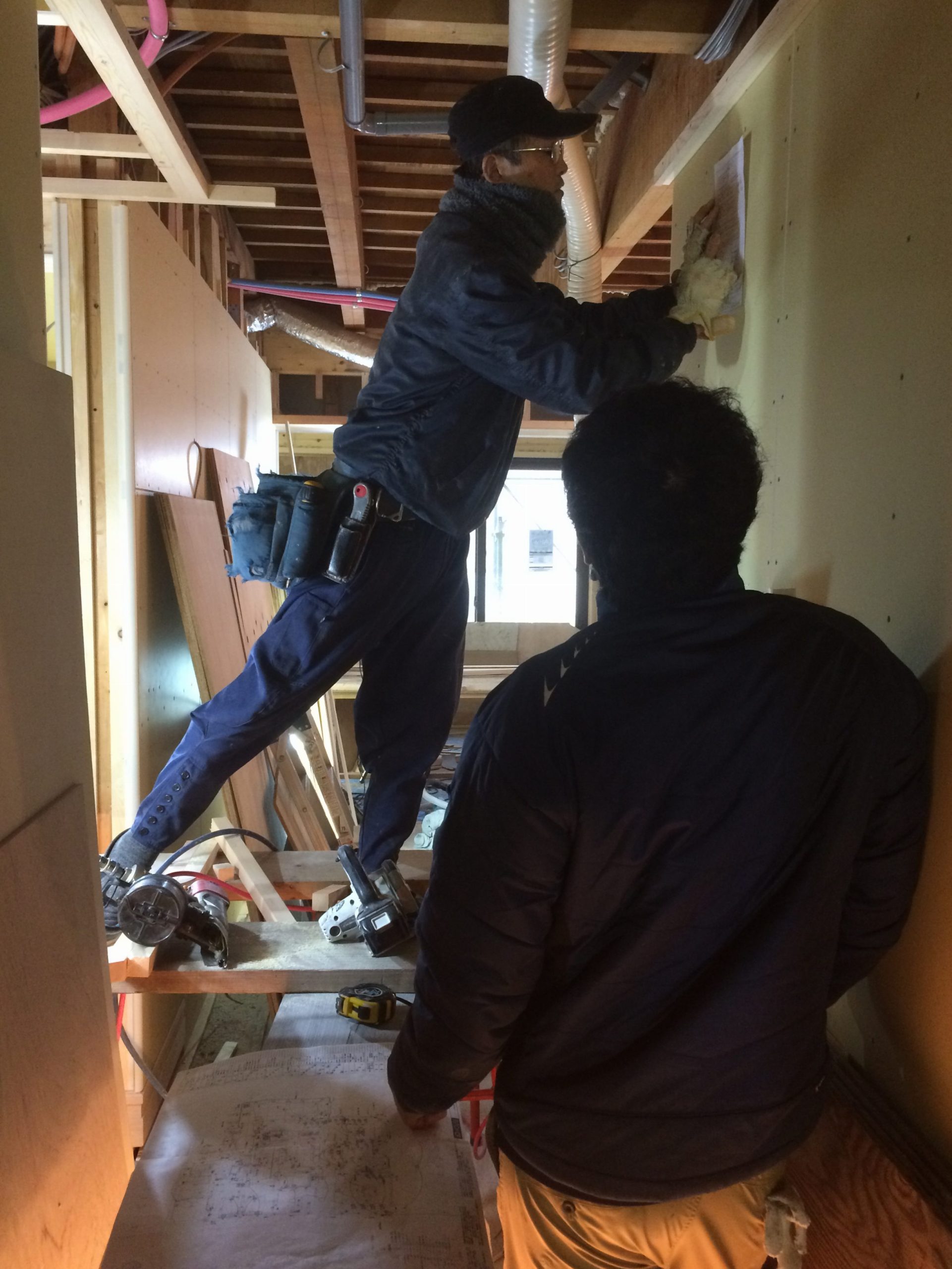 天井工事の進捗＆細かな納まりを、大工さんと現場担当の藤原が打ち合わせをしている様子